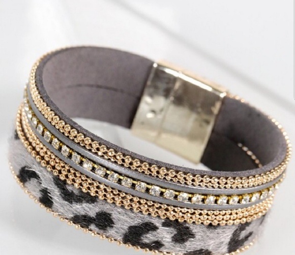 Leopard Rhinestone Bracelet - Picture 2 of 4
